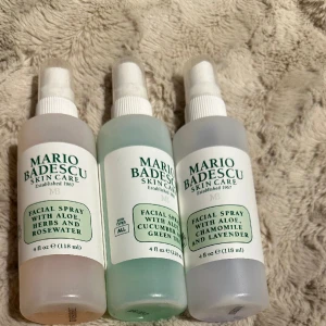 Mario badescu facial spray - 3 stycken ansiktssprayer från populära mario badescu. Visar på andra bilden hur mycket som finns kvar💕