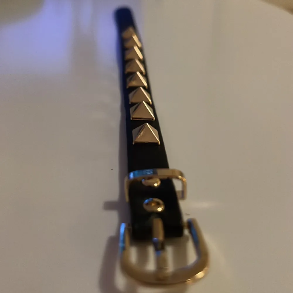 Helt nyskick! Riktigt snyggt armband i färgen svart. Passar både tjejer och killar. Skriv för fler frågor.. Asusteet.