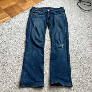 Intressekoll på dessa skit snygga true religion jeans, säljer bara vid bra pris. Lågmidjade+ Straight/lite bootcut. Midjemått: 39 cm rakt över och innerbenslängd: 72/73 cm. Skriv gärna om ni har frågor eller vill ha fler bilder på Jeansen💗