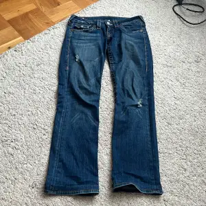 Intressekoll på dessa skit snygga true religion jeans, säljer bara vid bra pris. Lågmidjade+ Straight/lite bootcut. Midjemått: 38/39 cm rakt över och innerbenslängd: 72/73 cm. Skriv gärna om ni har frågor eller vill ha fler bilder på Jeansen💗