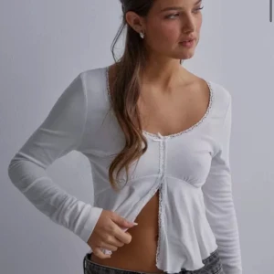 Lace detail topp - Säljer denna jätte gulliga rosett toppen från Gina tricot som jag tror är slutsåld. Den sitter inte löst även om jag har strl s. Jätte fin men kommer inte till användning. Använd 1 gång.💞