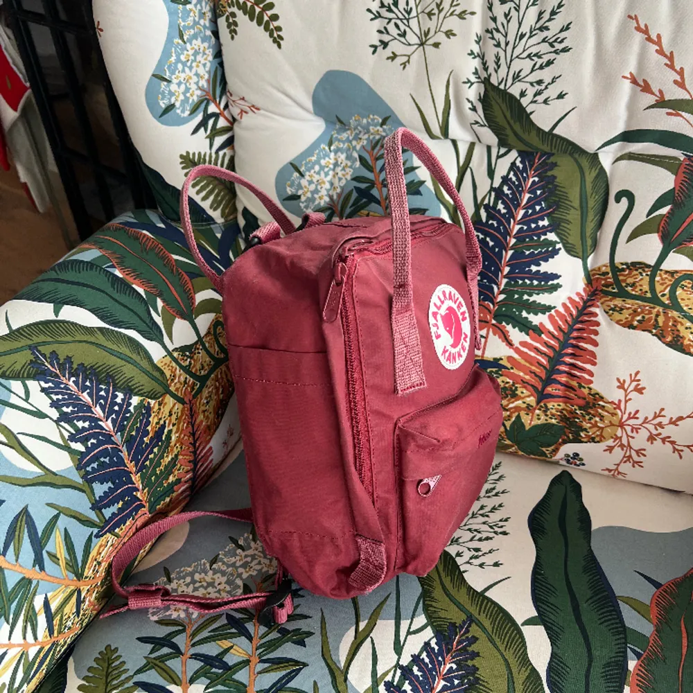 Fjällräven Kånken ryggsäck i bra skick, modell mini och är perfekt för liten packning. Nypris runt 800kr. Använd relativt väl därav priset. . Väskor.