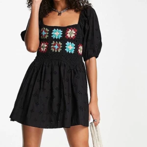 Klänning från Asos - Supersöt svart klänning med virkat mormorsmönster! Säljes pga för stor för mig och hann inte returnera❤️ 