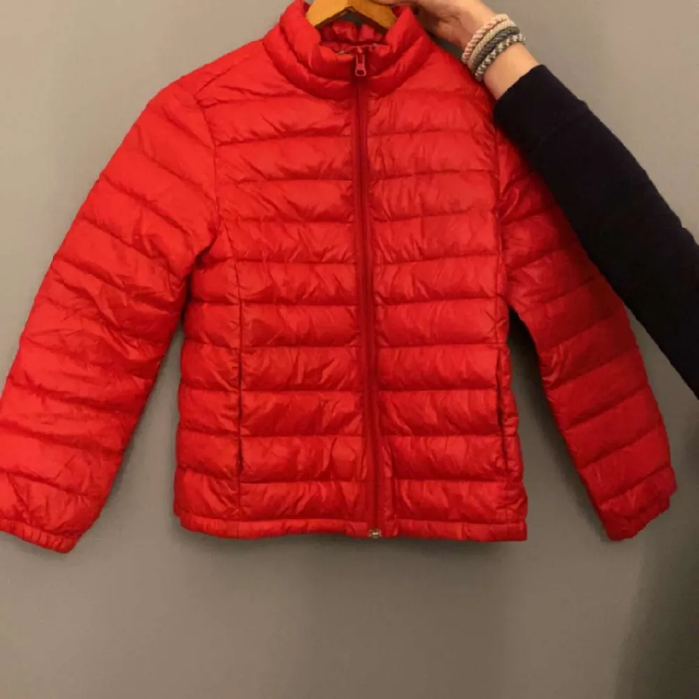 röd jacka passar 8-10 åringar. Säljer för att den är för liten. . Jackor.
