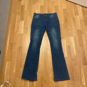 Behöver rensa ut mina jeans därför säljer jag dem!!💕 Blåa utsvängda lågmidjade jeans med snygga slitningar på låren. De passar mig som är 168!  Hör av dig för mer info💕jag är även flexibel med priset!