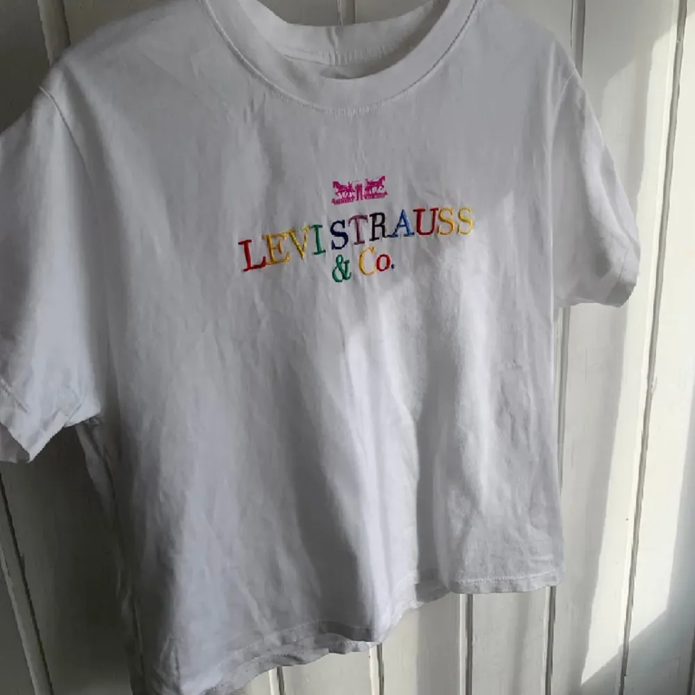 Levi’s t-shirt använd några gånger, nyskick, storlek s. T-shirts.