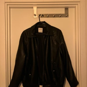 skinnjacka - snygg skinnjacka helt ny, passar inte mig därför jag vill sälja:)