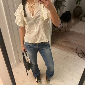 Blus - Jätte fin blus från Sofie schnoor.  Benvit liknande färg.