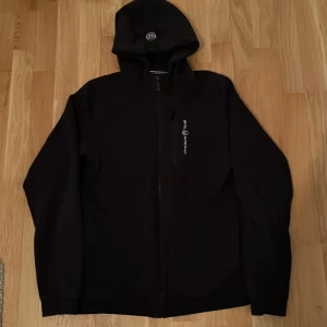 Sail racing hoddie  - En rätt så ny sailracing hoddie som inte kommer till mycket andvändning, skick 9/10