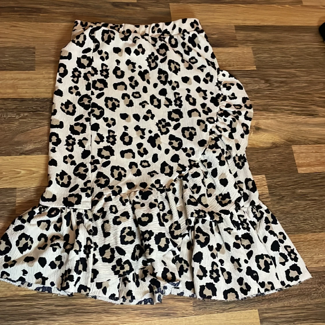 Lång leopard kjol med volang 