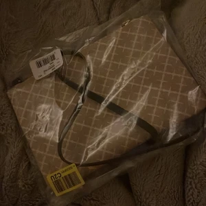 Marlene birger - Helt ny marlene birger väska med lapp kvar, fås även med ”tote” bagen som man fick med när jag köpte den Köptes för 1045kr säljer för 900kr Beige väska med brunt axelband