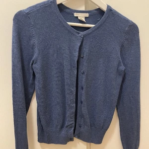 Kofta  - Säljer denna söta blus från H&M då den inte används. Lite nopprig men knappt använd,  (om någon är intresserad i tröjan fixar jag till tröjan🫶!!)