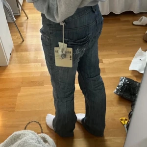 Lågmidjade jeans  - (Lånade bilder)Lågmidjade jeans i storlek S/36🥰 säljer för att dom inte passar mig 