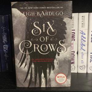 Hardcover versionen av Six of crows. Boken är i bra skick och köptes för 200, säljs för 145. 