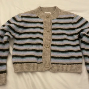 Fin stickad tröja från zara - Använt ungefär 1-2 gånger, det är inte riktigt min stil längre