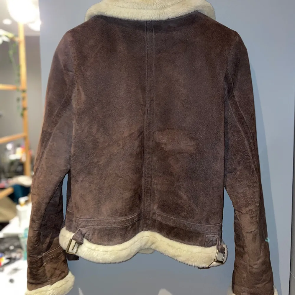 Vintage brun pilotjacka/läderjacka i mocka, markerad storlek L men sitter perfekt på mig som är XS/S och 167 cm lång🦔. Jackor.
