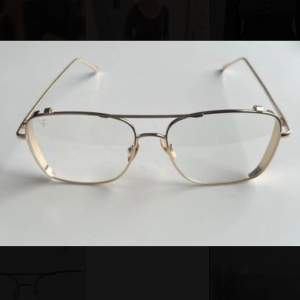 Säljer dessa oanvända glasögon (utan styrka) från VinciFrames förra kollektion! Väldigt söta med guldfärgad ram! Men ser för stora ut för mina små ögon🥲  I perfekt skick! Originalpris: 750kr  (Skriv gärna privat om du vill se hur de ser ut på🤗)