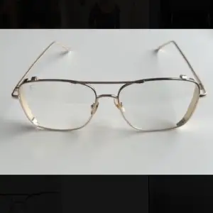Säljer dessa oanvända glasögon (utan styrka) från VinciFrames förra kollektion! Väldigt söta med guldfärgad ram! Men ser för stora ut för mina små ögon🥲  I perfekt skick! Originalpris: 750kr  (Skriv gärna privat om du vill se hur de ser ut på🤗)