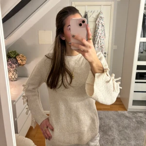 Stickad tröja med rosetter💕 - Jättesöt stickad tröja med rosetter på armarna💕✨ Storlek 164 men passar mig som normalt bär s/m