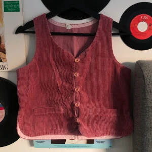 Manchesterväst - Otroligt fin vintage manchesterväst i rosa, perfekt för layering🌸 Köpt på plick men kommer tyvärr inte till användning längre!