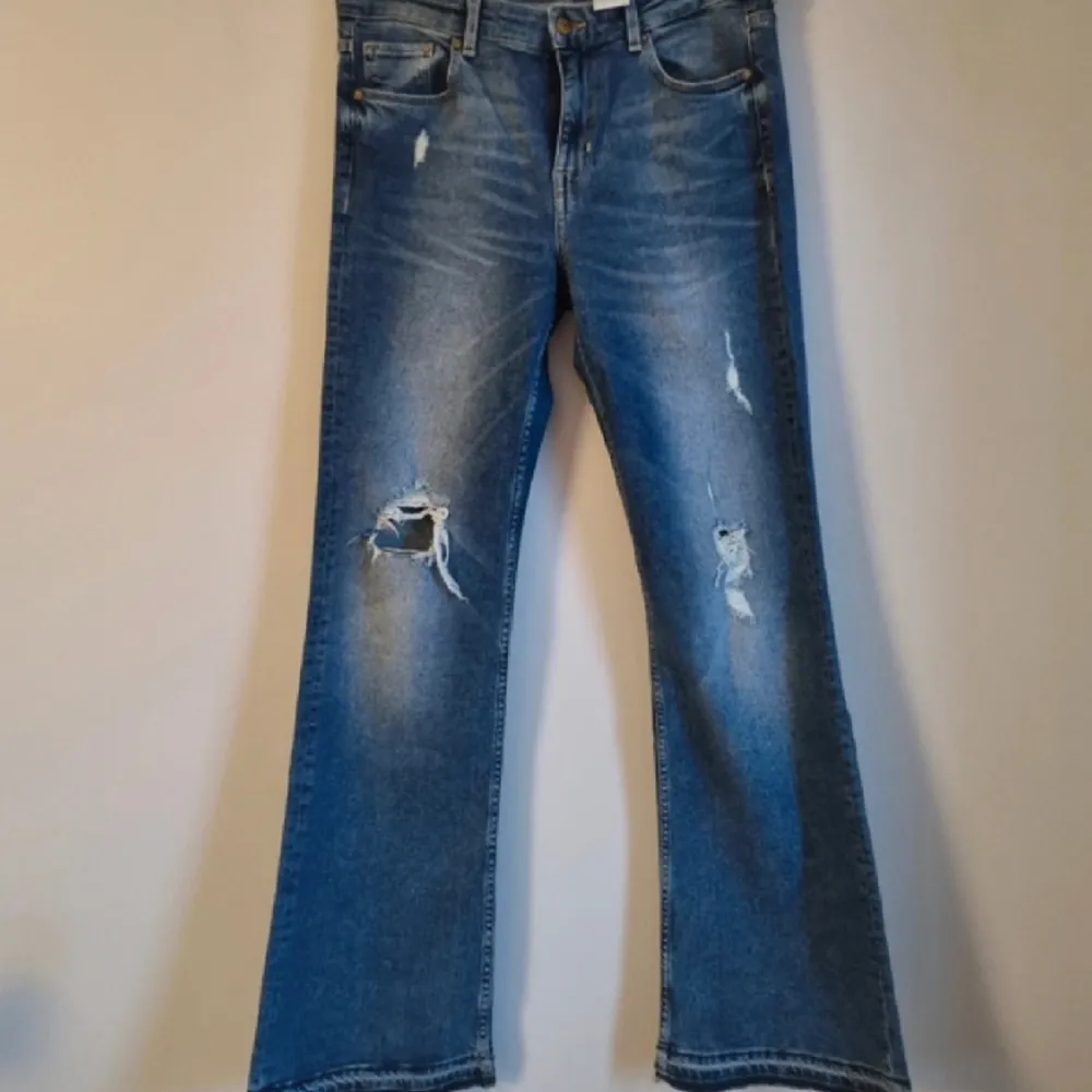 Så snygga jeans med slitningar från H&M! Storlek W31 L32, passar storlek M. Jeans & Byxor.