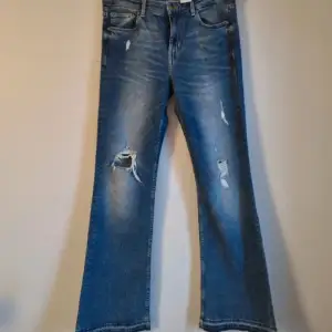 Så snygga jeans med slitningar från H&M! Storlek W31 L32, passar storlek M