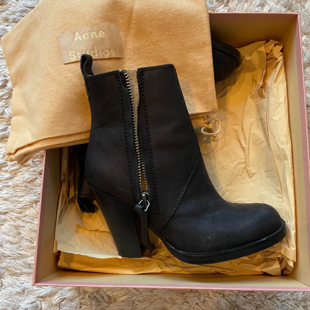 Oanvända Acne Colt boots. Storlek 38. Nypris 3 495kr. Skor.