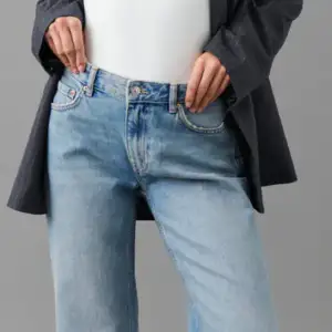 Jeans med låg midja. Jeansen är blåa och har rak passform i denim utan stretch. De har dragkedjegylf och fickor fram och bak. Använda en två gånger säljer förbuden inte kommer till användning. Pris går att diskutera   Artikelnummer: 214895621 