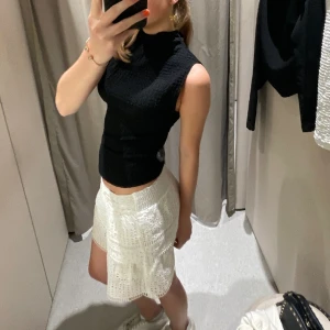 Topp - Så snygg svart topp, helt ny och aldrig använd!! 🙌🏽🙌🏽 Strl S men passar allt ifrån Xs-M😍