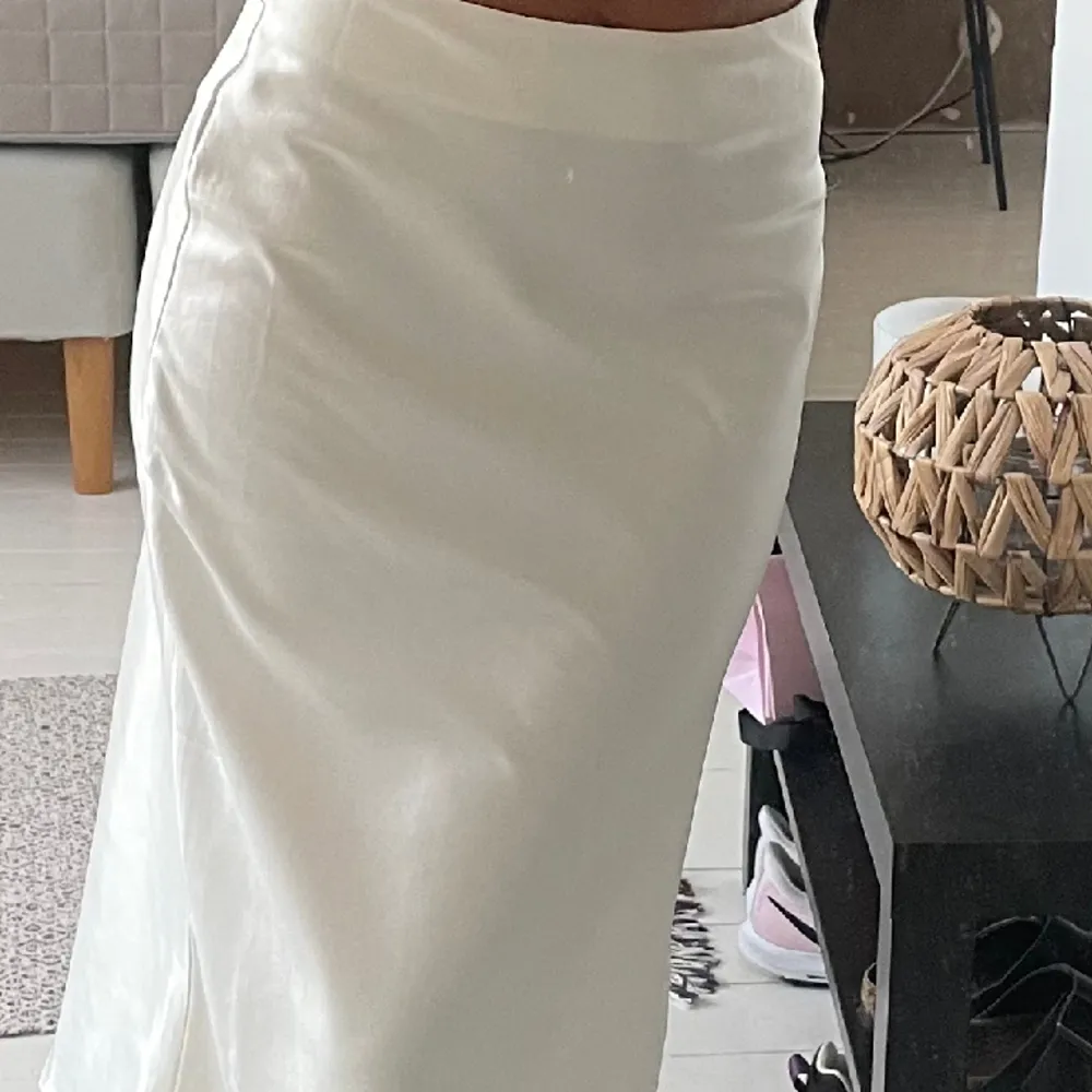 🤍En super fin vit lång kjol ifrån SHEIN!🤍 ⚠️Den har en skråma på baksidan, men det syns inte så tydligt när man har på sig den!⚠️. Kjolar.