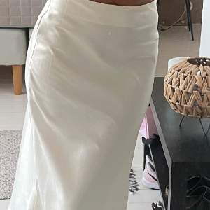 🤍En super fin vit lång kjol ifrån SHEIN!🤍 ⚠️Den har en skråma på baksidan, men det syns inte så tydligt när man har på sig den!⚠️