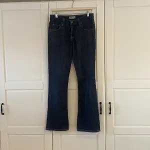 Skit snygga mörkblåa jeans från lee. Dom är lågmidjade. Dom är tyvärr för stora för mig så kan inte ha dom. 