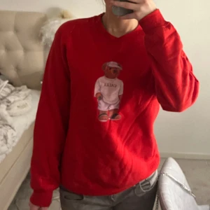 Cally Bear sweatshirt - Säljer min fina tröja med Cally på från Fashion Bear❤️säljer pga märkt att den röda färgen inte passar min underton💓 inga hål, fläckar eller liknande! Nypris 799kr