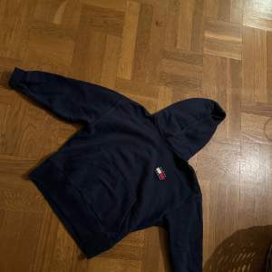 Hoodie från Tommy jeans knappt använd. Storlek S