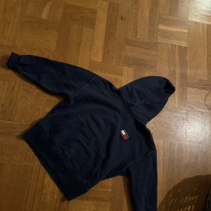Hoodie från Tommy Jeans - Hoodie från Tommy jeans knappt använd. Storlek S