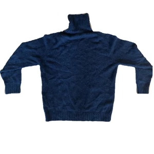 Kashmir Tröja - Säljer nu min Kashmir tröja av märket Filippo De Laurentiis. Köpt för 3000 kr och tröjan är gjord i Italien. Perfekt nu när det är kyligt ute. 