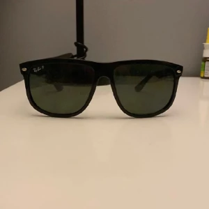 Ray ban - Säljer mina ray bans då dom inte kommer till användning längre släpper dom för ett schysst pris, glasögonen är i gott skick. FRAKAR EJ, Möts bara upp i Stockholm/nacka hör av er för fler frågor! Endast glasögon och putsduk ingår!