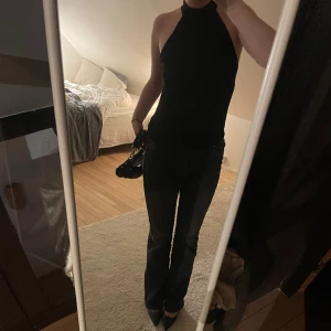 Glittrigt halterneck linne - Säljer detta skit fina och unika glittriga halternecklinnet som är så najs till fest💕💞💞💞💞