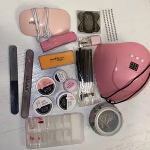 Allt du behöver för att lära dig göra egna naglar Ineehåll: 3 vita gelé, 2 rosa, 2 uvlampor, 2 nagelfil, 2 buffer, 7 penslar, massa tippar, palietter, nagelolja, former, ett Acryl kitt innehåller: 3 stora Acrylic powder, sånt vatten, kopp, 6 färger,pensel