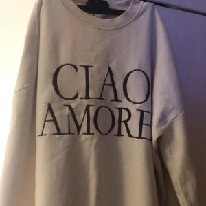 Hoodie  - Färg: ljus gul men lite vit  Storlek: S passar även i M  Andvänd: få gånger  Säljer för att: den inte kommer till andvändning! ❤️  Skriver ett pris men ni kan skriva privat ett annat om ni vill! ❤️😘