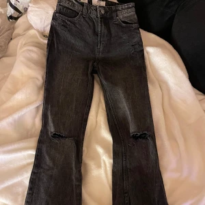 Jeans  - Jeans från bershka i mörk grå med slitage. Fina hål i knäna & även lite slitet längst ner. Dem är aldrig använda, dem är ca 1dm för långa för mig & jag är 156cm lång. 🩷 Köparen står för frakt.
