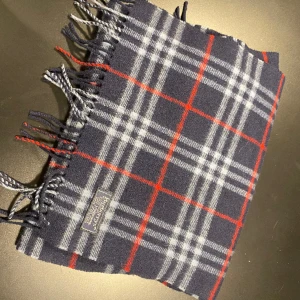 Burberry Halsduk - Hej! Säljer nu min halsduk från märket Burberry ,  och är i fint skick. Hör gärna av dig om du har frågor eller funderingar kring varan!