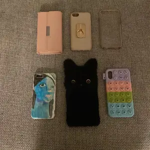 Det råsa är till en iPhone 8, det är även det beigea, det genomskinliga,det där avatar skalet och den svarta katten, men poppigt skalet är till en xs/iphone 10. Ett skal kostar 30kr, om du köper alla så kostar det 100kr❤️❤️