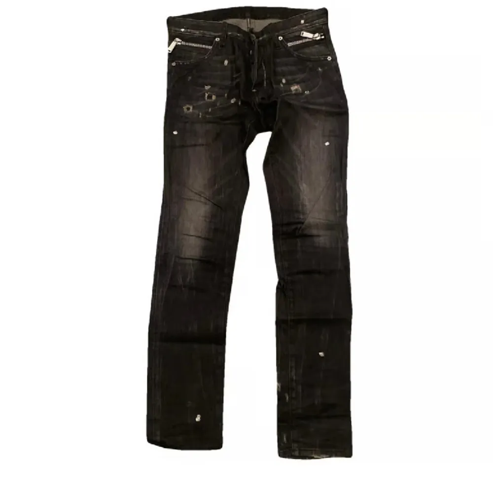 Hej säljer dessa unika Dsquared2 jeans då de inte använda lika mycket längre. Kommer med extra knappar. Dessa är köpta på Vestiaire Collective för 4k. Vid snabbaffär kan pris sänkas . Jeans & Byxor.