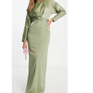 Hej! Säljer denna jätte fina olivgröna klänningen för 500kr, nypris 1000kr. Klänningen är använd 1 gång och är i helt ny skick, inga fläckar eller märken. Jätte fin till bröllop, student mottagning, examensfest, andra event. Är du intresserad hör av dig💕