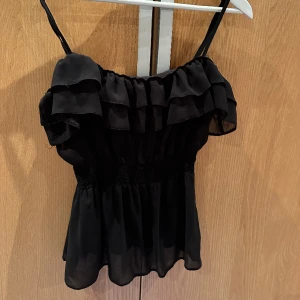 Topp - Säljer denna topp som är från hm, kommer tyvärr inte till användning