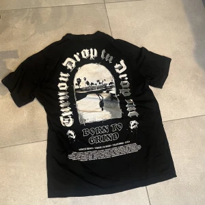 Skate t-shirt  - Säljer denna coola skate t shirt för att jag aldrig använder den längre😫Helt nyskick och ser oversized ut på🫶🏻