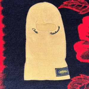 Corteiz Balaclava - En balaclava av märket Corteiz i gul färg. Kan också vikas och användas som vanlig mössa. (Pris kan diskuteras vid smidig affär)