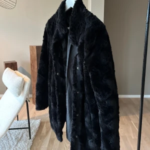 Pälsjacka - Ej äkta päls. Den är i fint skick bortsett från att sömnen gått upp på höger insida av jackan se bild 3. Detta är inget som varken syns eller känns när man har jackan på sig men vill endå upplysa om detta. Och därav också det billiga priset.