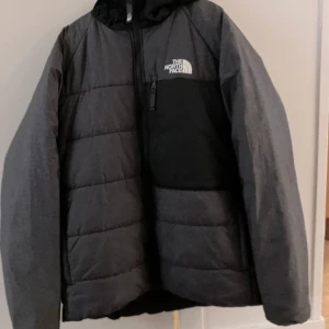 North face jacka - Polyester North face jacka I toppskik. Inga defekter alls. Endast använd ett fåtal gånger. Vändbar så den kan vara både grå och svart. Pris kan diskuteras. Ställ gärna frågor.
